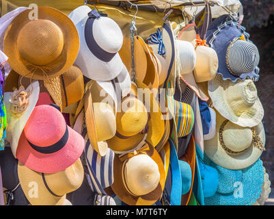 Les femmes de couleur élégante collection de chapeaux de paille, chapeaux pour la vente à un marché Banque D'Images