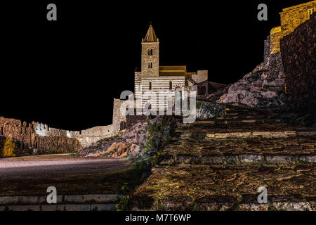 Église isolée par nuit près de l'église Saint Pierre la Mer/// Portovenere La Spezia Ligurie////l'église de nuit dans l'Obscurité/City Lights Banque D'Images