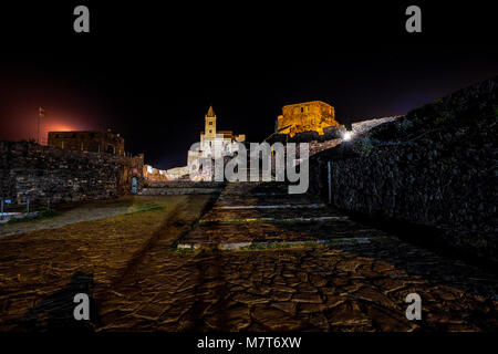 Église isolée par nuit près de l'église Saint Pierre la Mer/// Portovenere La Spezia Ligurie////l'église de nuit dans l'Obscurité/City Lights Banque D'Images