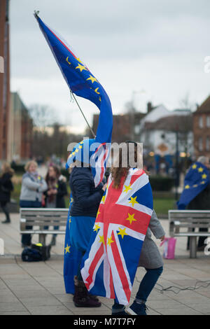 Les artistes de rue au Brexit manifestation avec drapeaux Europe et Royaume-Uni Banque D'Images