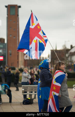 Les artistes de rue au Brexit manifestation avec drapeaux Europe et Royaume-Uni Banque D'Images