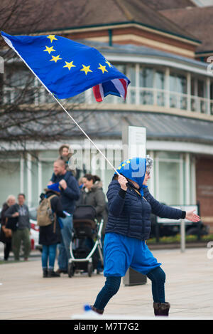 Les artistes de rue au Brexit manifestation avec drapeaux Europe et Royaume-Uni Banque D'Images