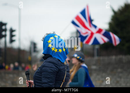 Les artistes de rue au Brexit manifestation avec drapeaux Europe et Royaume-Uni Banque D'Images