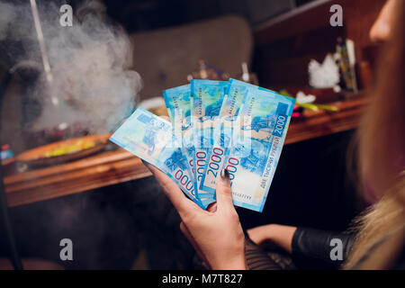 Nouvelle Fédération de billets libellés en roubles de 2000 de femmes gros plan sur un arrière-plan club girl détient 5 projets Banque D'Images