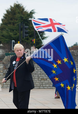 Funny Boris Johnson et danses sosie vagues drapeau de l'UE et joue de la guitare à l'air démonstration brexit Banque D'Images