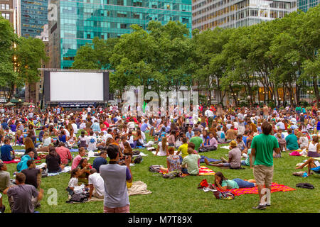 Des foules se sont rassemblées sur la pelouse de Bryant Park, Manhattan, pour le Bryant Park film Festival, un événement de projection de film en plein air à New York Banque D'Images