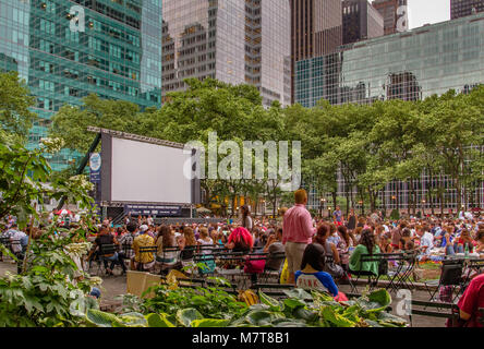 Des foules se sont rassemblées sur la pelouse de Bryant Park, Manhattan, pour le Bryant Park film Festival, un événement de projection de film en plein air à New York Banque D'Images