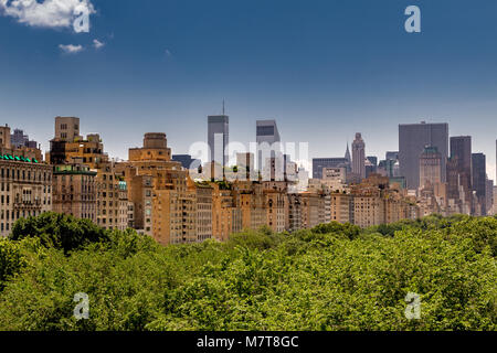 La partie supérieure est de Manhattan, depuis la terrasse du jardin sur le toit du Metropolitan Museum of Art , New York Banque D'Images