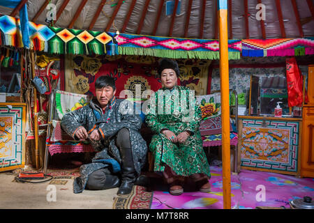 Hatgal, la Mongolie, le 2 mars 2018 : mongolian couple dans la cuisine de leur famille ger (yourte) Banque D'Images