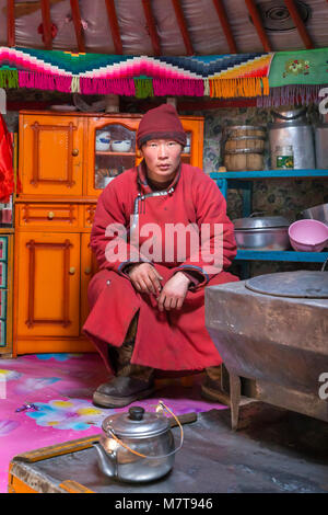Hatgal, la Mongolie, le 2 mars 2018 : l'homme de Mongolie dans la cuisine de sa famille ger (yourte) Banque D'Images