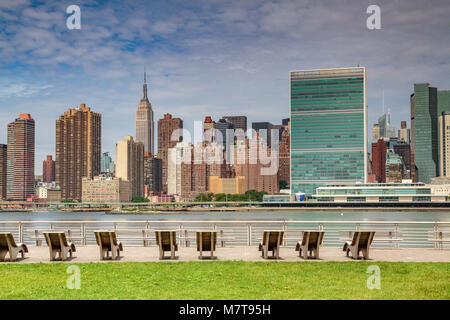 Midtown Manhattan et le bâtiment des Nations Unies vu de l'autre côté de la rivière East au parc national de Gantry Plaza à long Island City, Queens, New York Banque D'Images