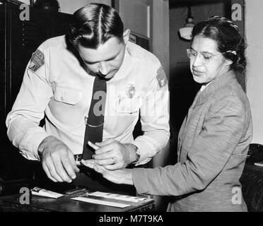 Rosa Parks (1913-2005). Rosa Louise McCauley Parks étant empreintes digitales après son arrestation pour le boycott des transports publics de Montgomery, Alabama, en février 1956. Banque D'Images
