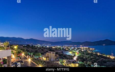 Une scène de nuit de la vue d'Elounda en Crète. Une multitude d'opinions divergentes s'allument le panorama. Banque D'Images