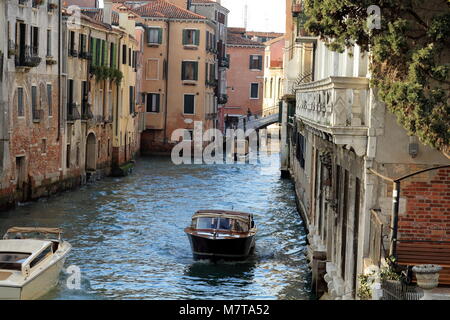 Venise, Italie. Vue d'édifices anciens et canal étroit à Cannaregio Banque D'Images