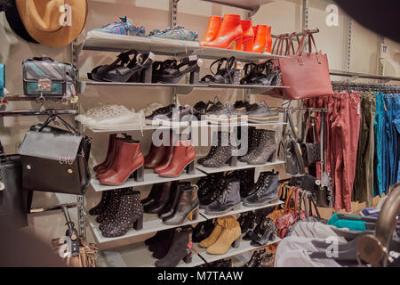 Sacs, pantalon, chaussures, chaussures et bottes habillées pour femmes sur des étagères pour la vente en magasin de Tolède Banque D'Images