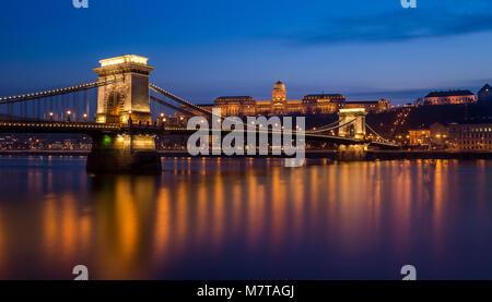 La ville de Budapest se trouve sur le Danube. C'est une vue de Pest à Buda vers le château et le Pont des Chaînes. Banque D'Images