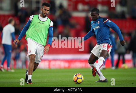 Stoke City's Eric Maxim Choupo-Moting (à gauche) et Kurt Zouma réchauffer avant le match à la Premier League stade bet365, Stoke. Banque D'Images