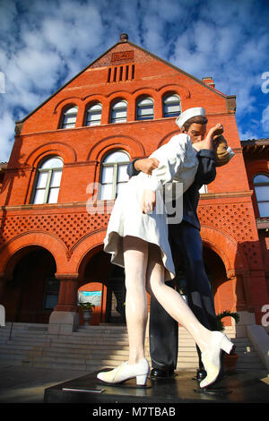 Reddition sans condition est une série de sculptures de Seward Johnson qui ressemble à une photo prise par Alfred Eisenstaedt Banque D'Images