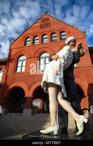 Reddition sans condition est une série de sculptures de Seward Johnson qui ressemble à une photo prise par Alfred Eisenstaedt Banque D'Images