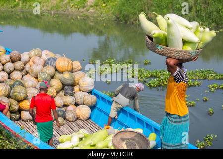 Bouteille gourdes sont chargement sur le bateau. Banque D'Images