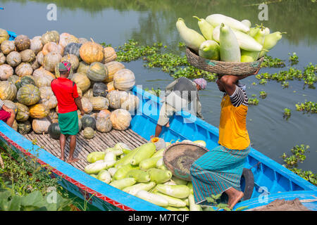 Bouteille gourdes sont chargement sur le bateau. Banque D'Images