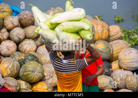 Bouteille gourdes sont chargement sur le bateau. Banque D'Images