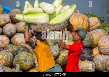 Bouteille gourdes sont chargement sur le bateau. Banque D'Images