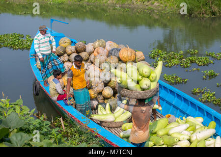 Bouteille gourdes sont chargement sur le bateau. Banque D'Images