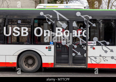 Bus local de la BOGESTRA, Bochum-Gelsenkirchen trams AG, en face de la gare centrale d'Wanne-Eikel Herne, Allemagne, la publicité pour le Wifi et USB soc Banque D'Images