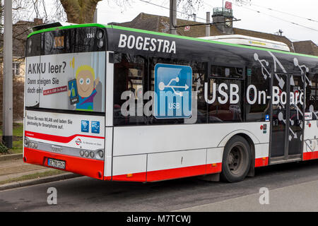 Bus local de la BOGESTRA, Bochum-Gelsenkirchen trams AG, en face de la gare centrale d'Wanne-Eikel Herne, Allemagne, la publicité pour le Wifi et USB soc Banque D'Images