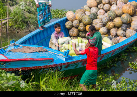 Bouteille gourdes sont chargement sur le bateau. Banque D'Images