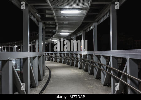 Pont piétonnier au-dessus de nuit à Burgas, Bulgarie. Banque D'Images