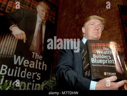 NEW YORK, NY - juin14 : Donald J. Trump lors d'une conférence de presse en 2005 annonçant la création de l'Université d'Atout. Si l'entreprise ne fonctionne plus, M. Trump a promis de ramener le 14 juin 2016 à New York. People : Donald Trump Banque D'Images