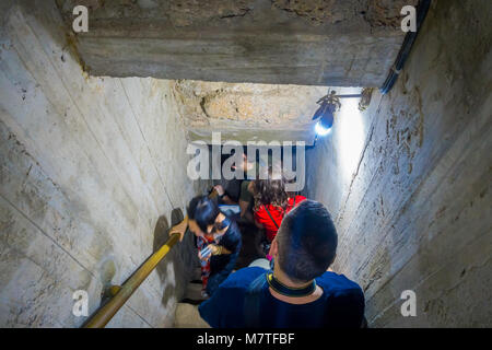 AYUTTHAYA, THAÏLANDE, février, 08, 2018 : avis de personnes non identifiées ci-dessus quelques donwstairs à l'intérieur d'un bâtiment principal à la Prang Wat Racha Burana, Ayudhya Province Banque D'Images