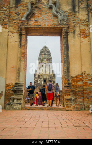 AYUTTHAYA, THAÏLANDE, février, 08, 2018 : la marche des personnes non identifiées, à la pagode de Wat Ratchaburana centrale au cours de la rénovation Banque D'Images