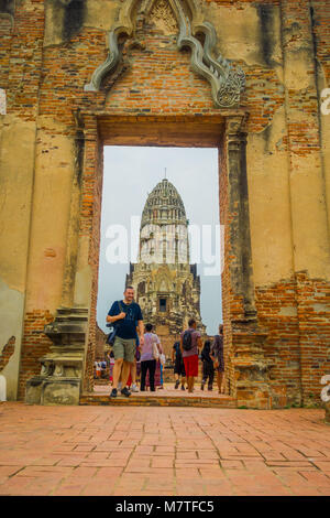 AYUTTHAYA, THAÏLANDE, février, 08, 2018 : la marche des personnes non identifiées, à la pagode de Wat Ratchaburana centrale au cours de la rénovation Banque D'Images