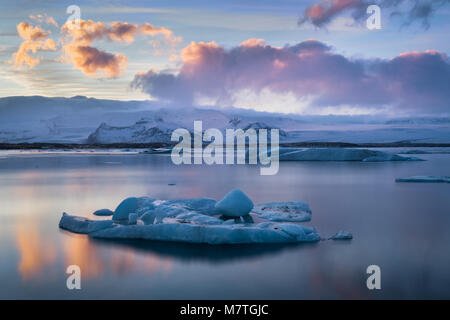 Les icebergs flottant sur la lagune glaciaire du Jökulsárlón au coucher du soleil en hiver en Islande Banque D'Images