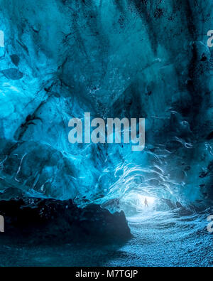 Intérieur d'une grotte de glace bleue à la Glacier de Vatnajokull, le plus grand glacier d'Europe, à proximité, l'Islande Jokulsarlon Banque D'Images