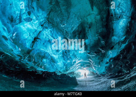 Intérieur d'une grotte de glace bleue à la Glacier de Vatnajokull, le plus grand glacier d'Europe, à proximité, l'Islande Jokulsarlon Banque D'Images