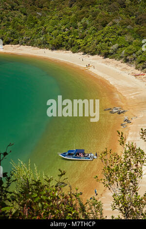 Taxi de l'eau au Te Pukatea Bay, parc national Abel Tasman, région de Nelson, île du Sud, Nouvelle-Zélande Banque D'Images