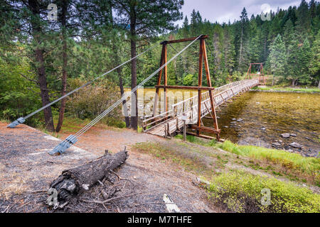 Pont suspendu au-dessus de la rivière Lochsa, pour un accès à pied et à cheval, Northwest passage Scenic Byway, Clearwater National Forest, Idaho, États-Unis Banque D'Images