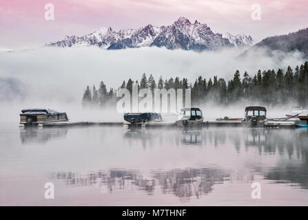 Heyburn sur la Montagne Lac Sébaste avec bateaux amarrés au port de plaisance, à l'aube à la fin de l'automne, les montagnes en dents de scie, National Recreation Area, dents de scie Banque D'Images