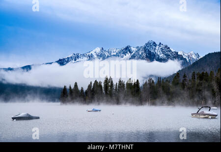 Heyburn sur la Montagne Lac de sébaste, bateaux amarrés à la fin de l'automne, les montagnes en dents de scie, zone de loisirs, à proximité de Natl Stanley, Idaho, États-Unis Banque D'Images