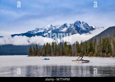 Heyburn sur la Montagne Lac de sébaste, bateaux amarrés à la fin de l'automne, les montagnes en dents de scie, zone de loisirs, à proximité de Natl Stanley, Idaho, États-Unis Banque D'Images