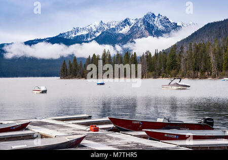 Heyburn sur la Montagne Lac de sébaste, bateaux amarrés au port de plaisance, à la fin de l'automne, les montagnes en dents de scie, Natl Recr, près de Stanley, Idaho, États-Unis Banque D'Images