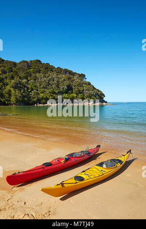 Kayaks, Te Pukatea Bay, parc national Abel Tasman, région de Nelson, île du Sud, Nouvelle-Zélande Banque D'Images