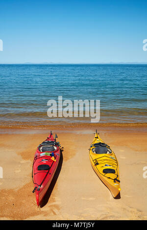 Kayaks, Te Pukatea Bay, parc national Abel Tasman, région de Nelson, île du Sud, Nouvelle-Zélande Banque D'Images