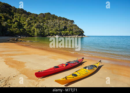 Kayaks, Te Pukatea Bay, parc national Abel Tasman, région de Nelson, île du Sud, Nouvelle-Zélande Banque D'Images