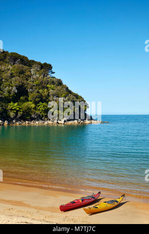 Kayaks, Te Pukatea Bay, parc national Abel Tasman, région de Nelson, île du Sud, Nouvelle-Zélande Banque D'Images