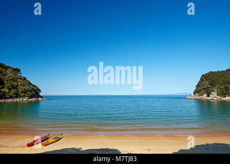 Kayaks, Te Pukatea Bay, parc national Abel Tasman, région de Nelson, île du Sud, Nouvelle-Zélande Banque D'Images